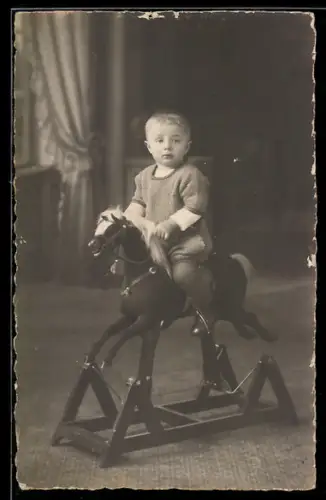 Foto-AK Roland auf einem Schaukelpferd