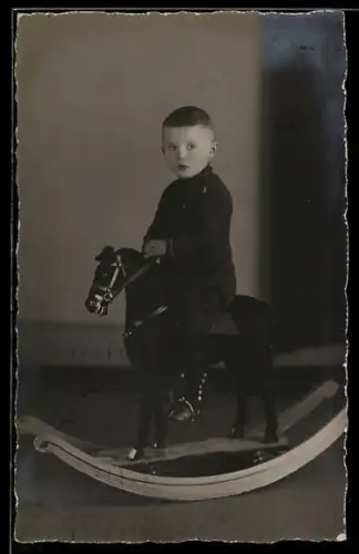 Foto-AK Kleiner Junge auf einem Schaukelpferd