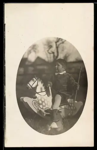 Foto-AK Kleiner Junge auf einem Schaukelpferd sitzend