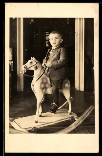 Foto-AK Junge im Anzug auf einem Schaukelpferd