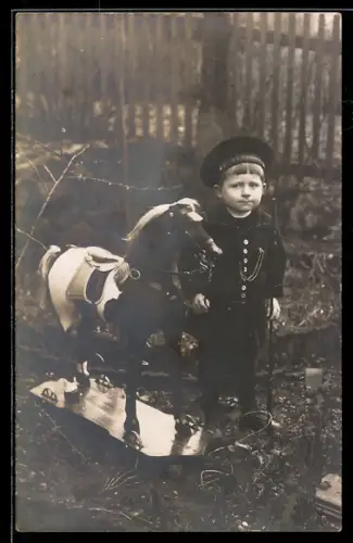 Foto-AK Junge mit Matrosenmütze und Pferd auf Rollen