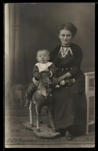 Foto-AK Mutter mit ihrem Kind auf einem Spielzeugpferd