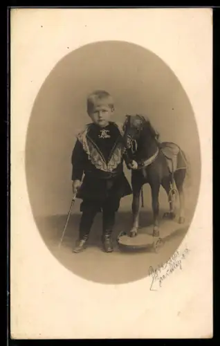 Foto-AK Kleiner Junge mit Pferd auf Rollen