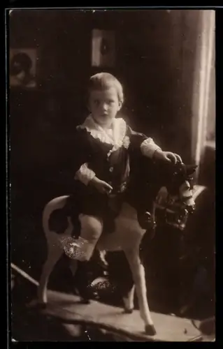 Foto-AK Winfried Josef auf einem Spielzeugpferd auf Rollen 1925