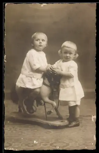 Foto-AK Eberhard Behne und Bruno mit einem Spielzeugpferd 1922