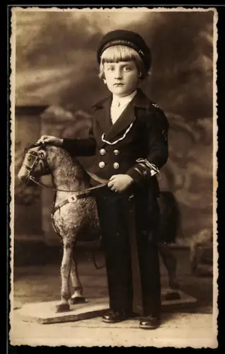 Foto-AK Junge in Matrosenuniform mit Spielzeugpferd