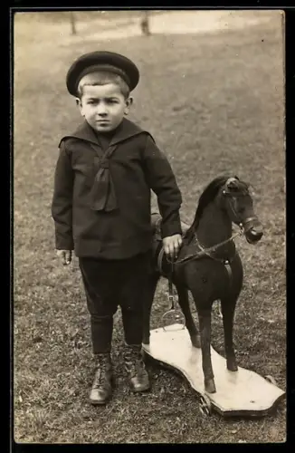 Foto-AK Junge in Matrosenanzug mit Pferdespielzeug auf Rollen