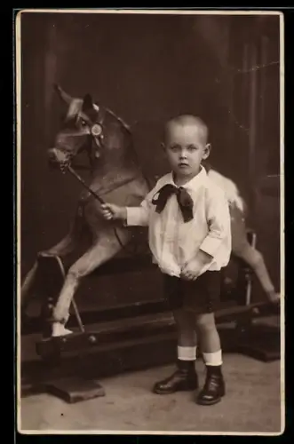 Foto-AK Kleiner Junge mit Schaukelpferd