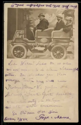 Foto-AK Gruppe in einer Auto-Studiokulisse