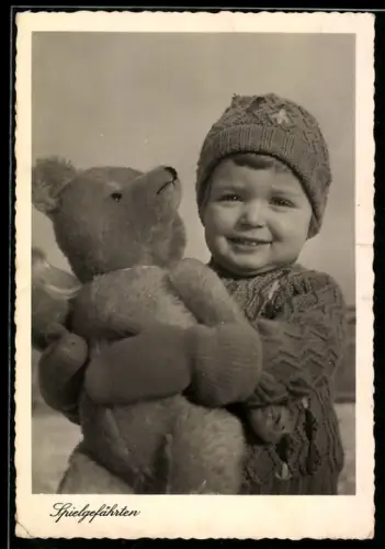 AK Lächelndes Kind hält einen grossen Teddy in den Armen