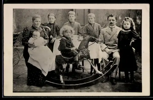 Foto-AK Familienbild mit sechs Kindern und Schaukelpferd