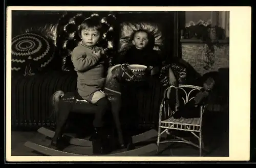 AK Zwei Kinder mit Schaukelpferd, Puppen und Trommel