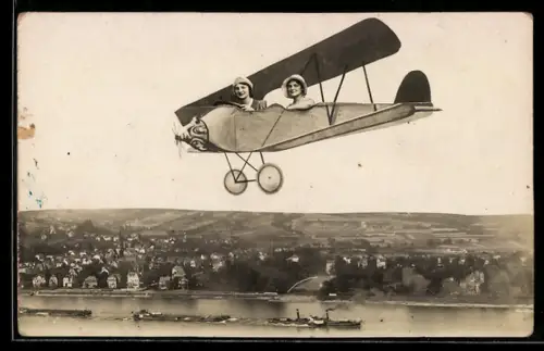 Foto-AK Zwei Damen in einem Flugzeug, Raddampfer auf einem Fluss, Studiokulisse
