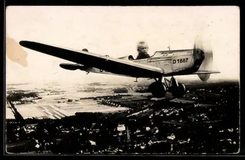 Foto-AK Kleiner Junge in Flugzeug, Studiokulisse