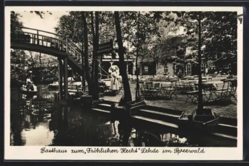 AK Lehde im Spreewald, Gasthaus zum Fröhlichen Hecht, Brücke, Biergarten