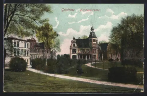 AK Güstrow, Partie in der Grabenstrasse mit Grünanlagen