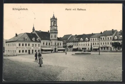 AK Königsbrück, Markt mit Rathaus und Kolonialwarengeschäften, Gebäude der Westlausitzer Zeitung