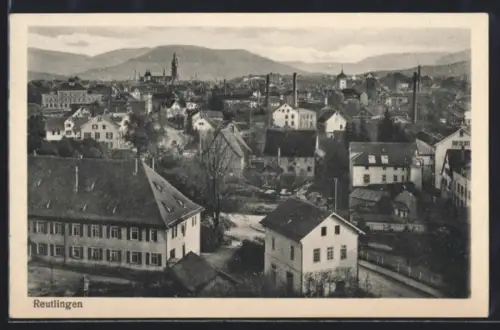 AK Reutlingen, Ortsansicht mit Fabrikschornsteinen aus der Vogelschau