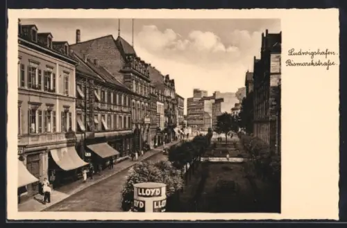 AK Ludwigshafen, Bismarckstrasse mit Geschäften u. Anlage