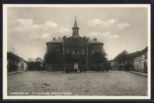AK Liebenwalde, Rathaus mit Marktstrasse, Gabelung