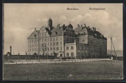 AK München, Martinsschule, Panorama mit Strasse