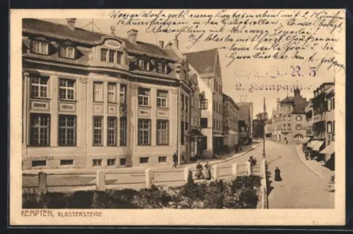 AK Kempten /Allgäu, Klostersteige, Strassenpartie mit grossem Gebäude, Anlage, Geschäften