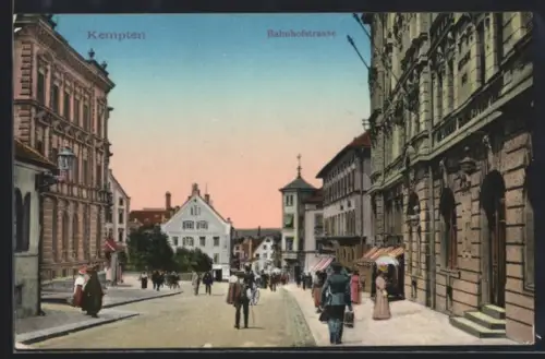 AK Kempten, Bahnhofstrasse mit Geschäften, Turm