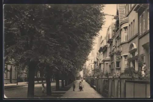 AK Düsseldorf-Oberkassel, Düsseldorferstrasse, Alleebäume, Kindergruppe