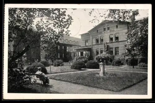 AK Berlin, Im Garten d. Augusta-Hospitals, Scharnhorststrasse 3, Rotes Kreuz