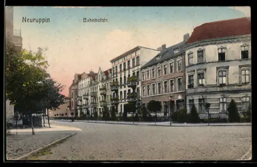 AK Neuruppin, Partie in der Bahnhofstrasse mit Wohnhäusern