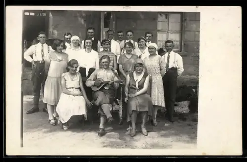 Foto-AK Burg /Spreewald, Mitglieder vom Jugendverein Frohsinn vor einem Haus mit Mandoline 1931