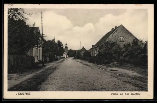 AK Jeserig / Brandenburg, Partie an der Dorfstrasse, Blick zur Kirche