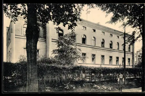 AK Oranienburg, Landwirtschaftliche Gärtner-Lehranstalt mit Grünanlage in der Aussenansicht