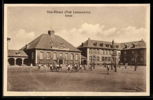 AK Neu-Rössen, Innehof der Schule mit Schülern