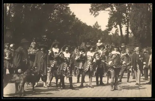 Foto-AK Coburg, Einweihung der Veste Coburg 1924, Teilnehmer am Festzug mit historischen Uniformen