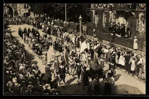 Foto-AK Coburg, Einweihung der Veste Coburg 1924, Festzug mit Fahnenträgern