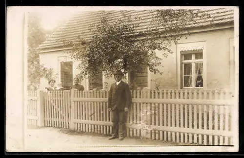 Foto-AK Ragow, Wohnhaus mit Anwohnern