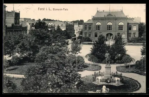 AK Forst / Lausitz, Birsmarck-Platz mit Denkmal