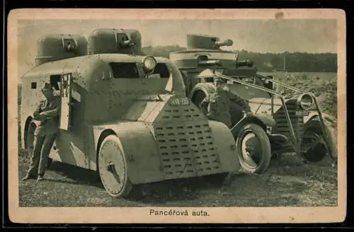 AK Soldat in Uniform bei Panzerautos