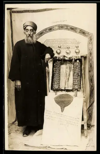 Foto-AK Rabbiner neben einer Thora-Rolle
