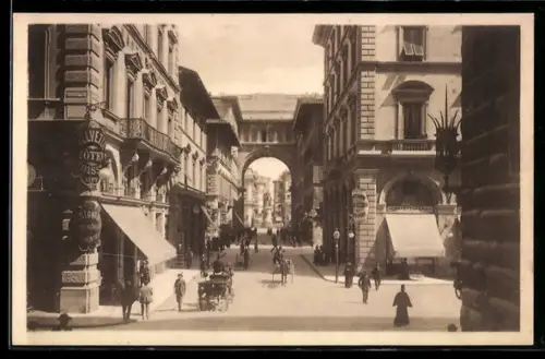 AK Firenze, La via Strozzi con passanti e carrozze in una scena urbana storica