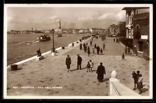 AK Venezia, Riva dell`Impero, passeggiata lungo la riva con persone e vista su edifici storici