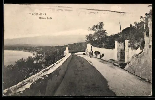 AK Taormina, Rocca Bella, Strada costiera con vista sul mare e figure vicino al muro di pietra