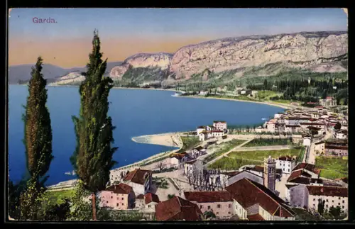 AK Garda, Vista panoramica sul lago e sulla città con montagne sullo sfondo
