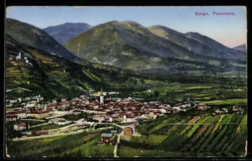 AK Borgo, Panorama del villaggio con montagne sullo sfondo