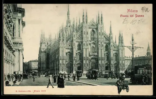 AK Milano, Piazza del Duomo con tram e folla di persone