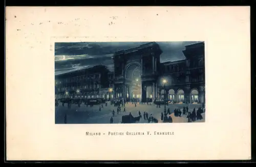 AK Milano, Portici Galleria V. Emanuele di notte con luci e passanti