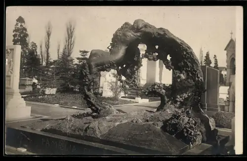 AK Milano, Cimitero Monumentale, scultura artistica suggestiva tra tombe e cipressi