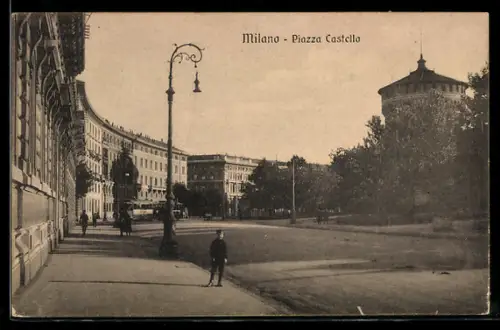 AK Milano, Piazza Castello con lampione storico e edifici d`epoca sullo sfondo