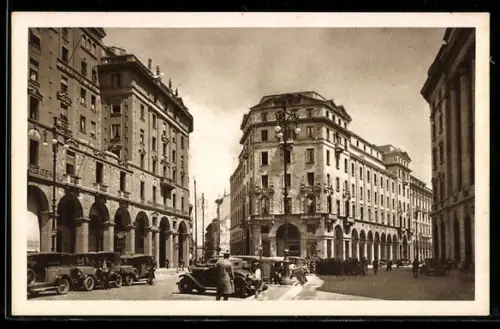 AK Milano /Piazza Crispi, Veduta dei palazzi con automobili d`epoca sulla strada
